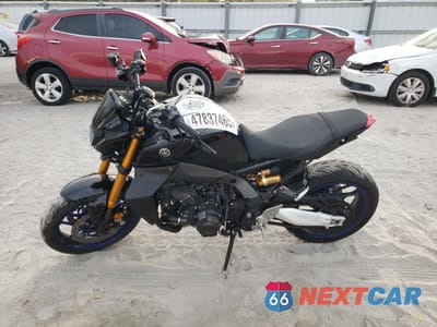 Trzecie zdjęcie samochodu z tyłu: 2021 YAMAHA MT09 D VIN:JYARN72E4MA000430 - miniatura