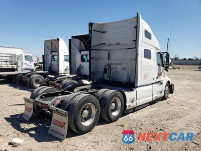 Czwarte zdjęcie samochodu z boku: 2023 VOLVO VNL SEMI TRUCK VIN:4V4NC9EH6PN340710 - miniatura