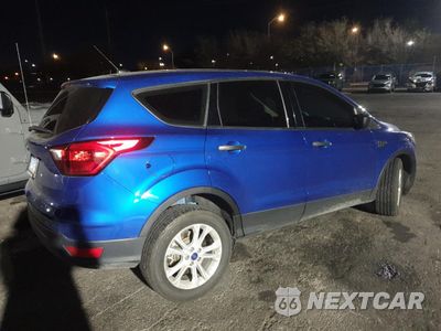Trzecie zdjęcie samochodu z tyłu: 2019 FORD ESCAPE S VIN:1FMCU0F77KUA25099 - miniatura