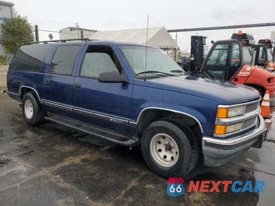Czwarte zdjęcie samochodu z boku: 1999 CHEVROLET SUBURBAN C1500 VIN:3GNEC16R6XG254396 - miniatura
