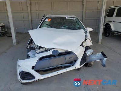 Piąte zdjęcie samochodu w środku: 2017 TOYOTA PRIUS C VIN:JTDKDTB33H1592702 - miniatura