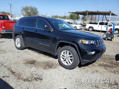Czwarte zdjęcie samochodu z boku: 2018 JEEP GRAND CHEROKEE LAREDO VIN:1C4RJEAGXJC141395 - miniatura
