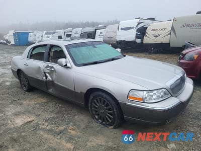 Czwarte zdjęcie samochodu z boku: 2003 LINCOLN TOWN CAR SIGNATURE VIN:1LNHM82W23Y676796 - miniatura