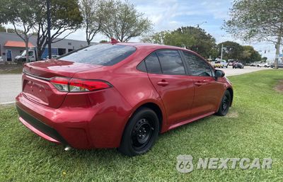 Czwarte zdjęcie samochodu z boku: 2021 TOYOTA COROLLA LE VIN:5YFEPMAEXMP197225 - miniatura