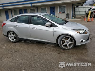 Czwarte zdjęcie samochodu z boku: 2014 FORD FOCUS TITANIUM VIN:1FADP3J2XEL222328 - miniatura