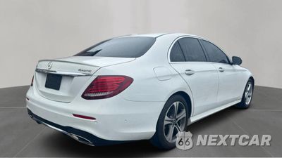 Czwarte zdjęcie samochodu z boku: 2017 MERCEDES BENZ E300 4MATI VIN:WDDZF5KB1HA140260 - miniatura