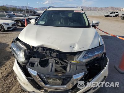 Piąte zdjęcie samochodu w środku: 2017 NISSAN ROGUE S VIN:5N1AT2MT1HC731084 - miniatura