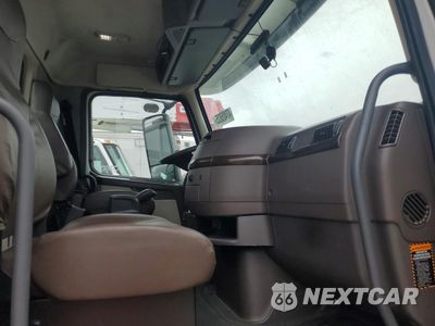 Piąte zdjęcie samochodu w środku: 2017 VOLVO VNL SEMI TRUCK VIN:4V4NC9EH1HN976467 - miniatura