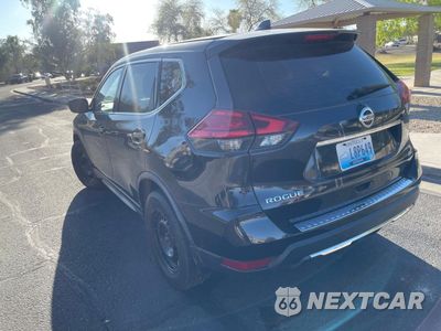 Czwarte zdjęcie samochodu z boku: 2017 NISSAN ROGUE S VIN:JN8AT2MV1HW012314 - miniatura