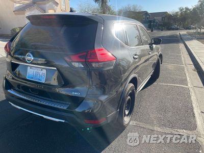 Trzecie zdjęcie samochodu z tyłu: 2017 NISSAN ROGUE S VIN:JN8AT2MV1HW012314 - miniatura