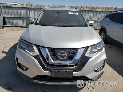 Piąte zdjęcie samochodu w środku: 2017 NISSAN ROGUE SV VIN:5N1AT2MV3HC814517 - miniatura