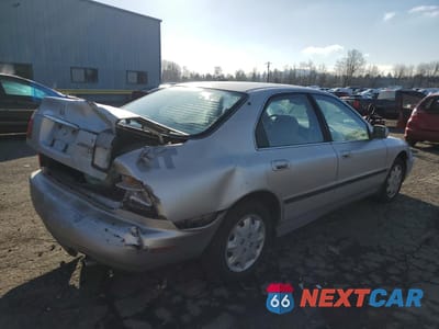 Trzecie zdjęcie samochodu z tyłu: 1996 HONDA ACCORD LX VIN:1HGCD5631TA270435 - miniatura