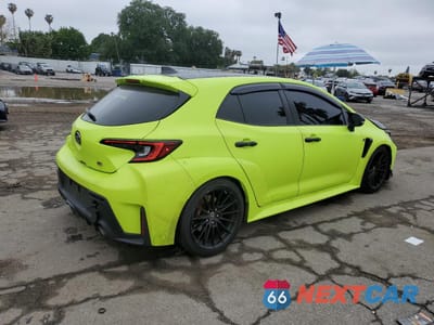 Trzecie zdjęcie samochodu z tyłu: 2023 TOYOTA GR COROLLA CORE VIN:JTNABAAE0PA006878 - miniatura