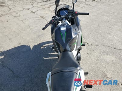 Zdjęcie 6 z 10 samochodu: 2022 KAWASAKI EX650 N VIN:ML5EXEN12NDA69270 - miniatura