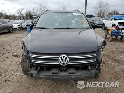 Piąte zdjęcie samochodu w środku: 2017 VOLKSWAGEN TIGUAN S VIN:WVGBV7AX2HK052725 - miniatura