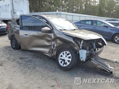 Czwarte zdjęcie samochodu z boku: 2016 NISSAN VERSA S VIN:3N1CN7AP4GL842715 - miniatura