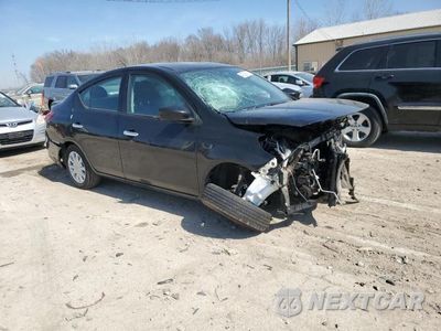 Czwarte zdjęcie samochodu z boku: 2018 NISSAN VERSA S VIN:3N1CN7AP1JL880880 - miniatura