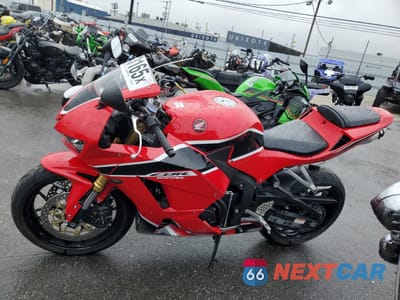Trzecie zdjęcie samochodu z tyłu: 2018 HONDA CBR600 RR VIN:JH2PC40HXJK400051 - miniatura