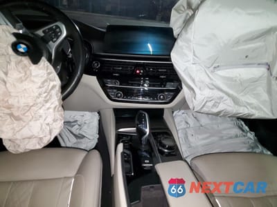 Zdjęcie 8 z 12 samochodu: 2018 BMW M550XI VIN:WBAJB9C55JG463848 - miniatura