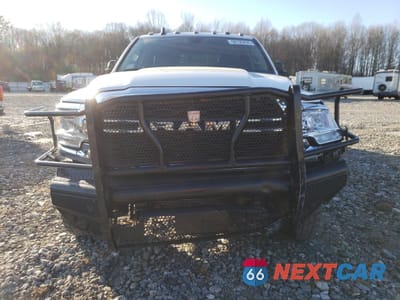 Piąte zdjęcie samochodu w środku: 2019 RAM 5500 VIN:3C7WRNFL5KG550195 - miniatura