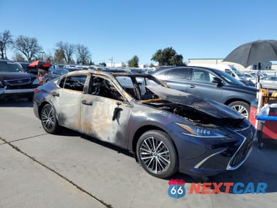 Czwarte zdjęcie samochodu z boku: 2025 LEXUS ES 350 BASE VIN:58ADZ1B15SU195323 - miniatura