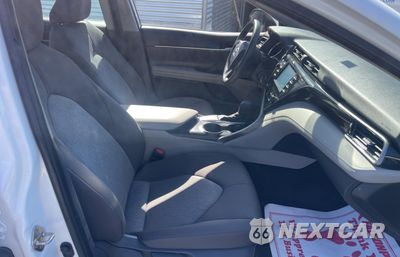Piąte zdjęcie samochodu w środku: 2019 TOYOTA CAMRY L VIN:4T1B11HK1KU780776 - miniatura
