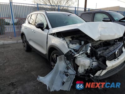 Czwarte zdjęcie samochodu z boku: 2024 VOLVO XC40 PLUS VIN:YV4L12UL0R2272976 - miniatura