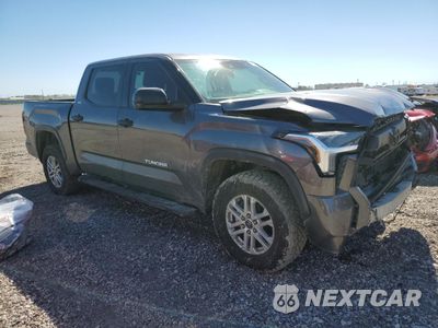 Czwarte zdjęcie samochodu z boku: 2022 TOYOTA TUNDRA CREWMAX SR VIN:5TFLA5DB2NX011633 - miniatura