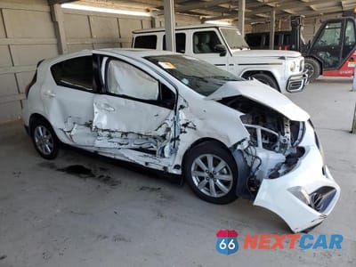 Czwarte zdjęcie samochodu z boku: 2017 TOYOTA PRIUS C VIN:JTDKDTB33H1592702 - miniatura