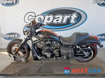 Trzecie zdjęcie samochodu z tyłu: 2009 HARLEY-DAVIDSON VRSCDX VIN:1HD1HHH109K807580 - miniatura