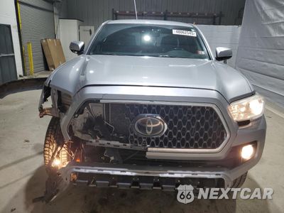 Piąte zdjęcie samochodu w środku: 2018 TOYOTA TACOMA DOUBLE CAB VIN:5TFCZ5AN9JX147114 - miniatura