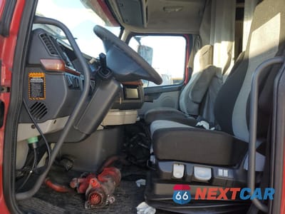 Piąte zdjęcie samochodu w środku: 2012 VOLVO VN VNL VIN:4V4NC9TGXCN535410 - miniatura