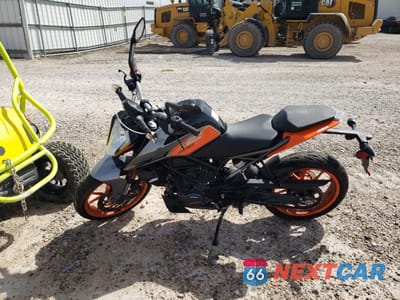 Trzecie zdjęcie samochodu z tyłu: 2023 KTM 200 DUKE VIN:MD2JPC407PC016873 - miniatura