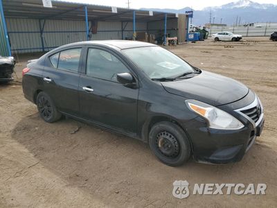 Czwarte zdjęcie samochodu z boku: 2019 NISSAN VERSA S VIN:3N1CN7AP6KL859461 - miniatura