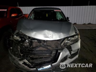 Piąte zdjęcie samochodu w środku: 2017 NISSAN ROGUE S VIN:5N1AT2MT1HC897363 - miniatura