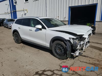 Czwarte zdjęcie samochodu z boku: 2021 VOLVO V60 CROSS COUNTRY T5 MOMENTUM VIN:YV4102WK3M1065110 - miniatura
