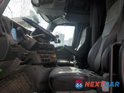 Piąte zdjęcie samochodu w środku: 2023 INTERNATIONAL LT625 SEMI TRUCK VIN:3HSDZAPR4PN424971 - miniatura