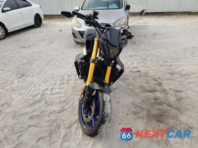 Drugie zdjęcie samochodu z przodu: 2021 YAMAHA MT09 D VIN:JYARN72E4MA000430 - miniatura