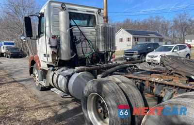 Trzecie zdjęcie samochodu z tyłu: 2013 VOLVO VN VNM VIN:4V4MC9EH6DN136951 - miniatura