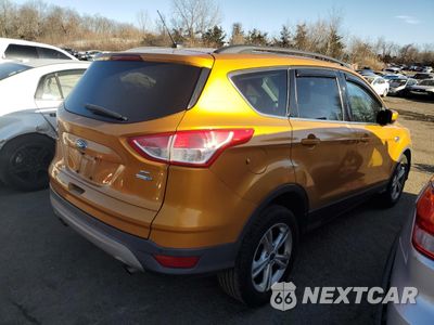 Trzecie zdjęcie samochodu z tyłu: 2016 FORD ESCAPE SE VIN:1FMCU9GX5GUB55196 - miniatura