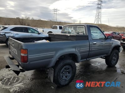 Trzecie zdjęcie samochodu z tyłu: 1991 TOYOTA PICKUP 1/2 TON SHORT WHEELBASE DLX VIN:JT4RN01P5M0016558 - miniatura