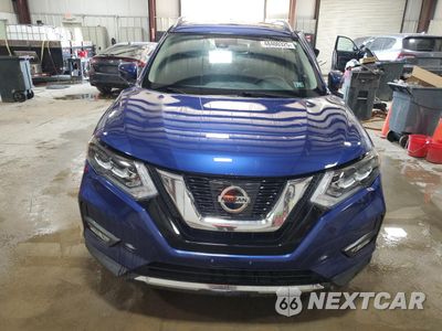Piąte zdjęcie samochodu w środku: 2017 NISSAN ROGUE SV VIN:5N1AT2MV6HC760873 - miniatura