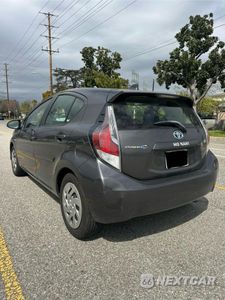 Trzecie zdjęcie samochodu z tyłu: 2016 TOYOTA PRIUS C VIN:JTDKDTB38G1123958 - miniatura