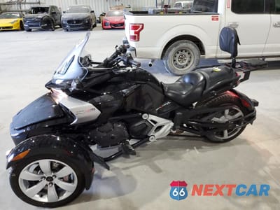 Trzecie zdjęcie samochodu z tyłu: 2015 CAN-AM SPYDER ROADSTER F3 VIN:2BXRDDD25FV003335 - miniatura