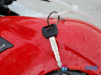Zdjęcie 8 z 9 samochodu: 2012 HONDA CBR600 RR VIN:JH2PC4040CK500059 - miniatura