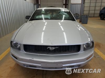 Piąte zdjęcie samochodu w środku: 2005 FORD MUSTANG VIN:1ZVFT80N155101292 - miniatura