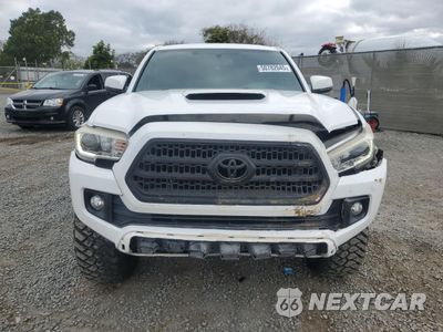 Piąte zdjęcie samochodu w środku: 2017 TOYOTA TACOMA DOUBLE CAB VIN:3TMBZ5DN4HM011013 - miniatura