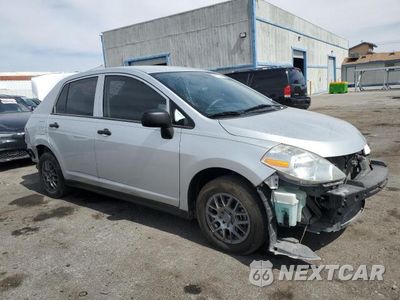 Czwarte zdjęcie samochodu z boku: 2009 NISSAN VERSA S VIN:3N1CC11E99L469465 - miniatura