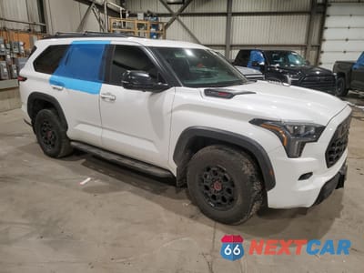 Czwarte zdjęcie samochodu z boku: 2024 TOYOTA SEQUOIA SR5 VIN:7SVAAABA1RX037839 - miniatura