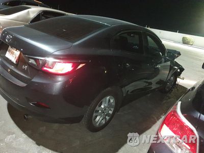 Trzecie zdjęcie samochodu z tyłu: 2018 TOYOTA YARIS IA VIN:3MYDLBYV8JY313648 - miniatura